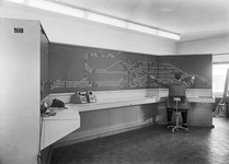 836241 Afbeelding van de treindienstleider in het (nieuwe) seinhuis op het 4e perron van het N.S.-station Rotterdam ...
